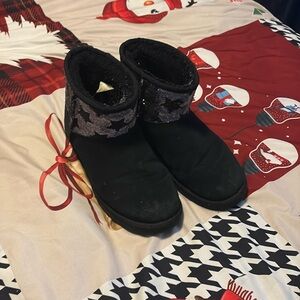 Used women’s size 10 UGGs black with sequin stars